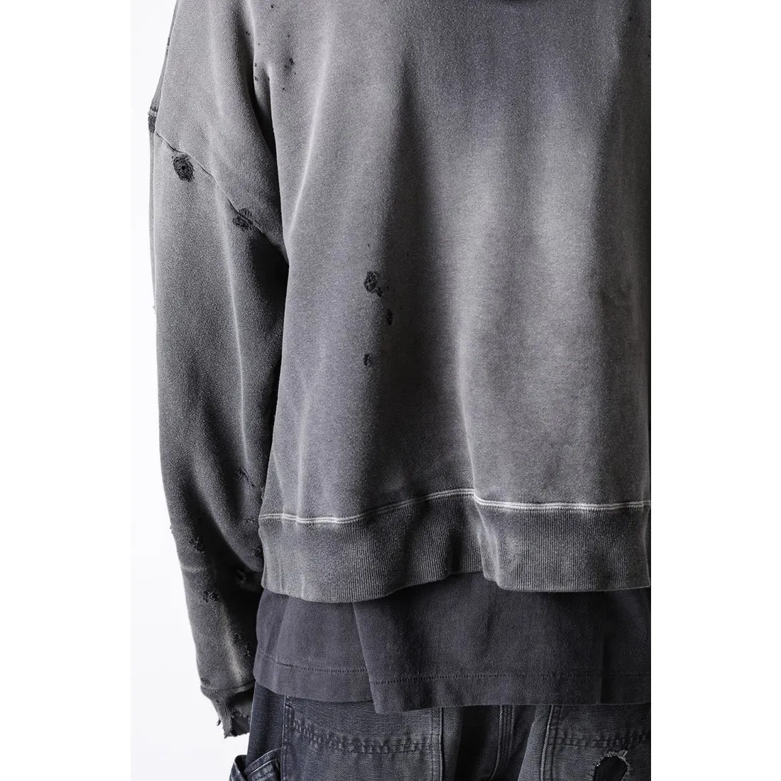 SAINT Mxxxxxx DBL FACE ZIP UP HOODIE/CHARCOAL Double-layer destroyed waffle zipper jacket, washed black S-XL, a style that has been used in the summer. After continuous fine polishing, it has finally been shipped. The finished product is simply a work of art. Super heavy washing to make the weather look old. Multiple water fades. Excessive manual wormhole damage processing. Deconstruction and reorganization embroidery technology. Custom-made zipper with LOGO. The color details of the zipper webbing are also correct. Original grade fruit main label and wash water label. Top purchasing grade. A layer of waffle fabric is added to the inner lining to make the overall texture stronger and increase the comfort and warmth of the wearer.